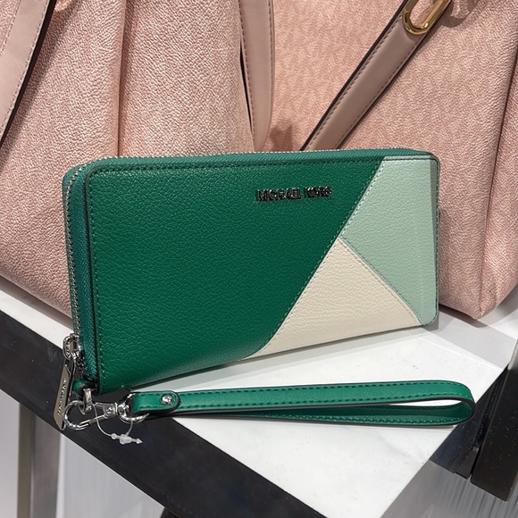 MICHAEL KORS LARGE TRAVEL CONTINENTAL WRISTLET WALLET PHONEHOLDER Palmetto Green - Picture 3 of 16